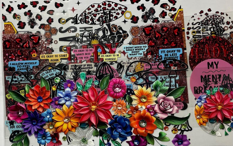 Pu&ograve; includere: Un collage colorato di adesivi floreali ed elementi decorativi. Il design include vari fiori nei toni del rosso, arancione, blu e rosa, con sovrapposizioni di testo come "It's okay to be yourself" e "My Mental Break".