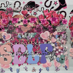Pu&ograve; includere: Un foglio di adesivi decorativi con elementi rosa e viola. Il design include rose, bradipi, cuori, farfalle e le parole "Love, Respect, Self, Worth". Sono incluse anche frasi ispiratrici.