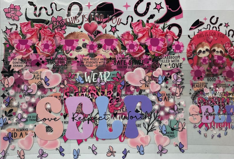 Pu&ograve; includere: Un foglio di adesivi decorativi con elementi rosa e viola. Il design include rose, bradipi, cuori, farfalle e le parole "Love, Respect, Self, Worth". Sono incluse anche frasi ispiratrici.