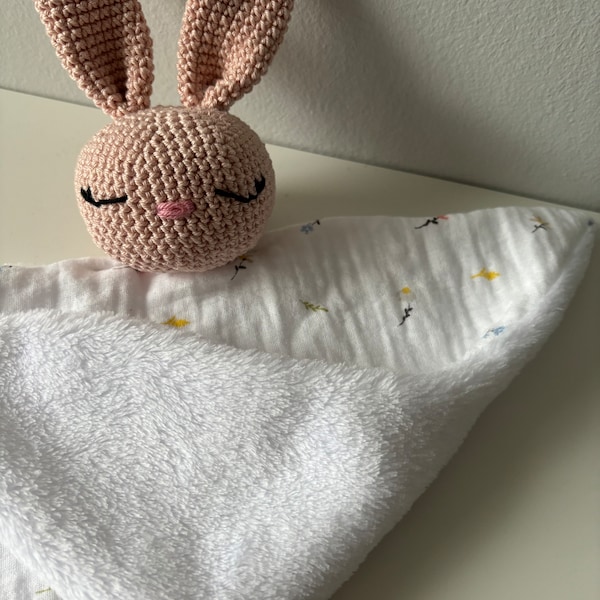 Doudou lange lapin en crochet pour bébé