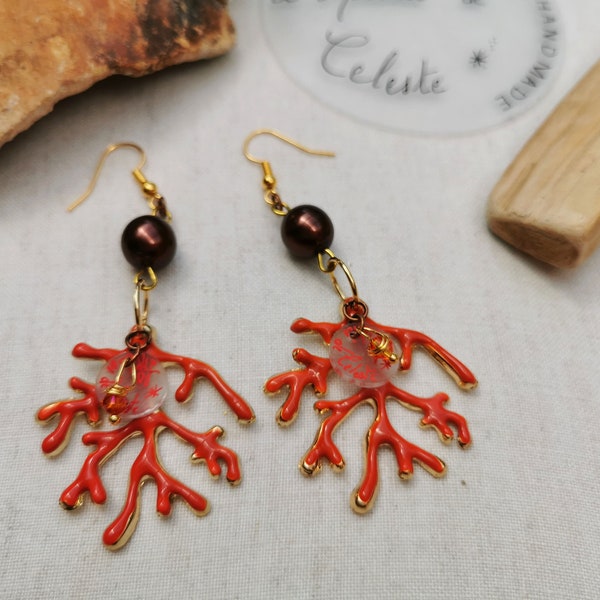 Très jolies boucles corail, email sur laiton, perles dorées et grosses perles brunes, médailles l'Atelier de Céleste, pour toutes les femme