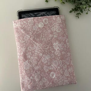 Kindle Pink Floral Quilted Sleeve, Kindle Sleeve, Kindle Pouch, Kindle Cover, Kindle Protection, Kindle Gift, Padded Kindle Sleeve, E-reader