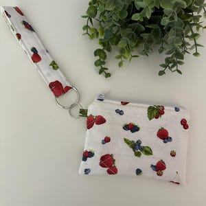 Pochette matelassée Berry Picnic, Portefeuille, Porte-clés portefeuille, Porte-clés bracelet, Porte-clés en tissu, Pochette pour pièce de monnaie, Porte-monnaie, Porte-cartes, Fruit