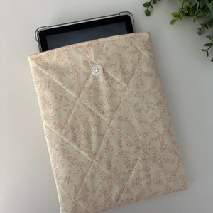 Kindle Pink Floral Print Handmade Quilted Sleeve, Kindle Sleeve, Kindle Pouch, Kindle Cover, Kindle Protection, Kindle Gift, E-Reader Sleeve