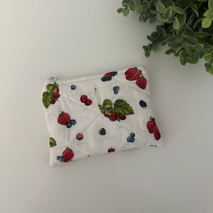 Pochette matelassée faite main à imprimé baies, porte-monnaie, porte-monnaie, portefeuille, joli cadeau, portefeuille matelassé, porte-cartes, porte-monnaie, imprimé fruits