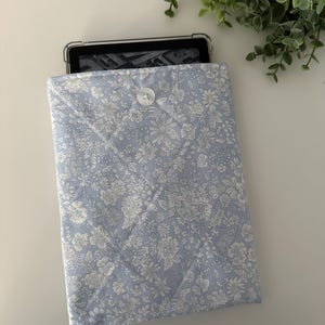 Kindle Blue Floral Quilted Sleeve, Kindle Sleeve, Kindle Pouch, Kindle Cover, Kindle Protection, Kindle Gift, Padded Kindle Sleeve, E-reader