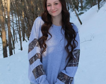 Camo Print Patchwork Crewneck Sweatshirt, Camouflage Sleeve Country Style Pullover, Unisex Personalized Embroidery Gift, Rustic Western