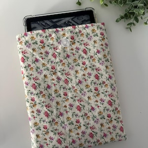 Kindle Ditsy Flower Quilted Sleeve, Kindle Sleeve, Kindle Pouch, Kindle Cover, Kindle Protection, Kindle Gift, Padded Kindle Sleeve, Ereader