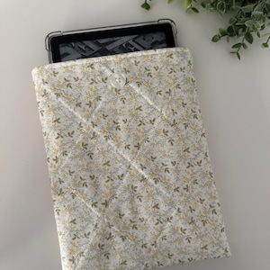 Kindle Blue & Yellow Floral Quilted Sleeve, Kindle Sleeve, Kindle Pouch, Kindle Cover, Kindle Protection, Kindle Gift, Padded Kindle Sleeve