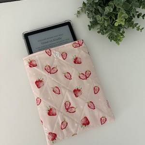 Kindle Pink Strawberry Handmade Quilted Sleeve, Kindle Sleeve, Kindle Pouch, Kindle Cover, Kindle Protection, Kindle Gift, Kobo Libra Sleeve