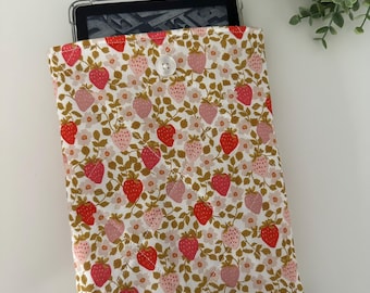 Kindle Strawberry Print Quilted Sleeve, Kindle Sleeve, Kindle Pouch, Kindle Cover, Kindle Protection, Kindle Gift, Padded Kindle Sleeve