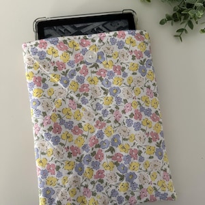 Kindle Watercolor Floral Quilted Sleeve, Kindle Sleeve, Kindle Pouch, Kindle Cover, Kindle Protection, Kindle Gift, Padded Kindle Sleeve