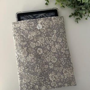 Kindle Gray Floral Quilted Sleeve, Kindle Sleeve, Kindle Pouch, Kindle Cover, Kindle Protection, Kindle Gift, Padded Kindle Sleeve, E-reader
