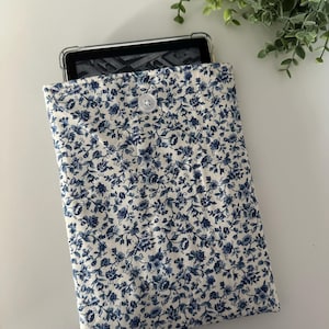 Kindle Antique Blue Floral Quilted Sleeve, Kindle Sleeve, Kindle Pouch, Kindle Cover, Kindle Protection, Kindle Gift, Padded Kindle Sleeve