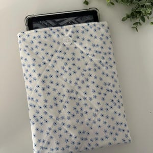 Kindle Blue Retro Floral Quilted Sleeve, Kindle Sleeve, Kindle Pouch, Kindle Cover, Kindle Protection, Kindle Gift, Padded Kindle Sleeve