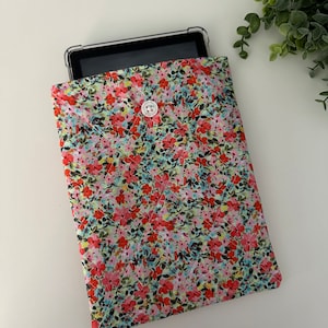 Kindle Handmade Hot Pink Floral Quilted Sleeve, Kindle Sleeve, Kindle Pouch, Kindle Cover, Kindle Protection, Gift, Padded Kindle Sleeve