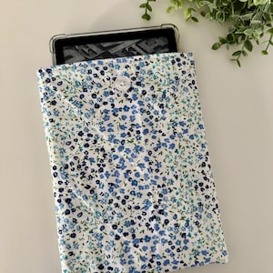 Kindle Blue Posie Quilted Sleeve, Kindle Sleeve, Kindle Pouch, Kindle Cover, Kindle Protection, Kindle Gift, Padded Kindle Sleeve, E-Reader