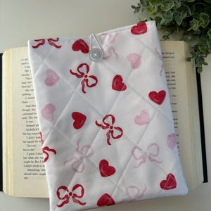 Hearts & Bows Quilted Book Sleeve, Book Pouch, Book Cover, Book Protection, Book Gift, Padded Book Sleeve, Bible Cover, Bible Sleeve, Books
