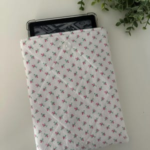 Kindle Dainty Rose Quilted Sleeve, Kindle Sleeve, Kindle Pouch, Kindle Cover, Kindle Protection, Kindle Gift, Padded Kindle Sleeve, E-Reader