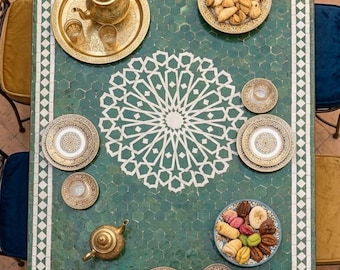 Mesa de centro marroquí hecha a mano con azulejos zellige verdes y patas de hierro forjado: auténticos muebles de terraza y jardín de estilo morisco.