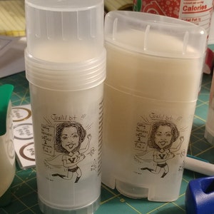 Puede incluir: Dos recipientes de plástico transparente con desodorante blanco en su interior. Cada recipiente tiene un dibujo animado en blanco y negro de una mujer con el texto "Juslil bit!!!" en la parte delantera. El texto en el recipiente dice "Serving Mayhem Steno 1 Mayhem Steno 2 You're a Mayhem Steno It's a Mayhem Steno Time!!!"