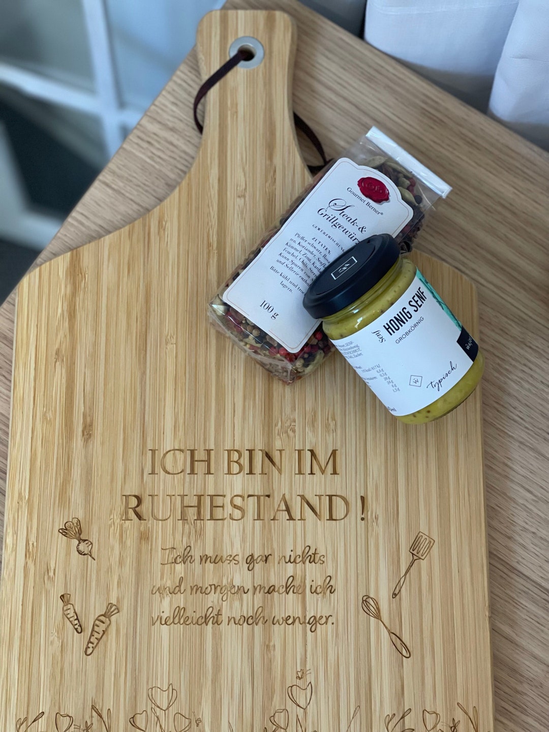 Renteneintritt Geschenk – Bambus-Schneidebrett 28x22x1 Cm, Handgeschnitzt Mit Persönlicher Gravur, Für Kollegen, Chef, Familie