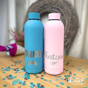 Könnte beinhalten: Zwei personalisierte Edelstahl-Wasserflaschen, eine blaue mit einem Traktor-Design und dem Namen "Conner" und eine rosa mit einem Fisch-Design und dem Namen "Antoni".