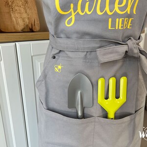 Schürze personalisierte Schürze Gartenschürze Garten Gartenliebe Schutzkleidung Grillschürze Latzschürze Bild 3