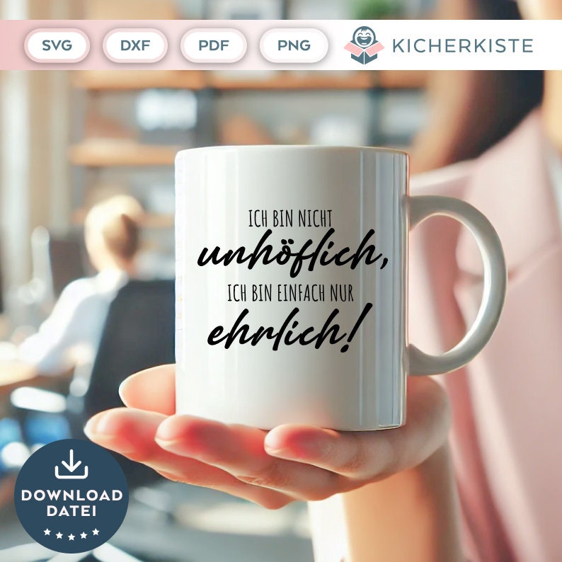 以下が含まれることがあります： 黒い文字で「ICH BIN NICHT unh&ouml;flich, ICH BIN EINFACH NUR ehrlich!」と書かれた白いセラミックマグカップ。マグカップは人の手で持たれている。