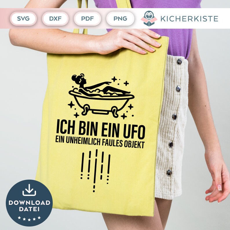 以下が含まれることがあります： 「ICH BIN EIN UFO EIN UNHEIMLICH FAULES OBJEKT」というテキストと、バスタブに入っている人の黒いイラストが描かれた黄色のトートバッグ。