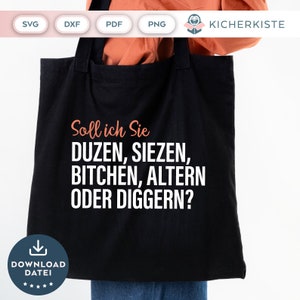 以下が含まれることがあります： 白い文字で「Soll ich Sie DUZEN, SIEZEN, BITCHEN, ALTERN ODER DIGGERN?」と書かれた黒いトートバッグ。バッグには白いダウンロードアイコンと「DOWNLOAD DATEI」という文字が下にあります。