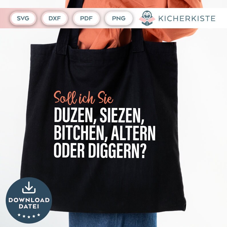 以下が含まれることがあります： 白い文字で「Soll ich Sie DUZEN, SIEZEN, BITCHEN, ALTERN ODER DIGGERN?」と書かれた黒いトートバッグ。バッグには白いダウンロードアイコンと「DOWNLOAD DATEI」という文字が下にあります。