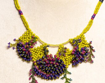 Halsband med pärlor och blomknoppar