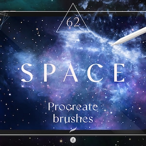 Puede incluir: Una ilustración digital de una galaxia con estrellas y nebulosas. La imagen se muestra en una tableta con un lápiz que se desplaza sobre ella. El texto "SPACE" se muestra en blanco en la imagen, junto con el texto "Procreate brushes".