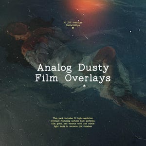 Puede incluir: Imagen digital con el texto "Analog Dusty Film Overlays" en blanco sobre un fondo de agua azul oscuro. La imagen incluye una persona en el agua y el texto "30 JPG overlays 5000x3500px". El texto en la parte inferior dice: "Este paquete incluye 30 superposiciones de alta resolución con partículas de polvo natural, grano de película y varias fugas de luz vívidas y sutiles para recrear lo atemporal".