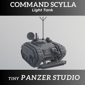 Op de afbeelding: Een grijs model van een lichte tank met de tekst "COMMAND SCYLLA Light Tank" en "TINY PANZER STUDIO". De tank heeft een kanon, een antenne en rupsbanden. Het model is een miniatuur replica.