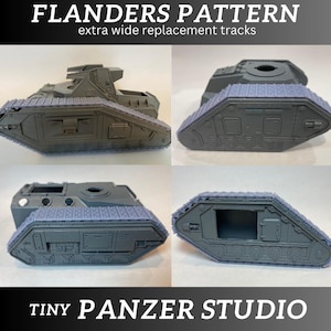 Op de afbeelding: Een set van vier grijze kunststof tankrupsen met een gedetailleerd ontwerp. De rupsen zijn gelabeld met "FLANDERS PATTERN extra wide replacement tracks" en "TINY PANZER STUDIO".