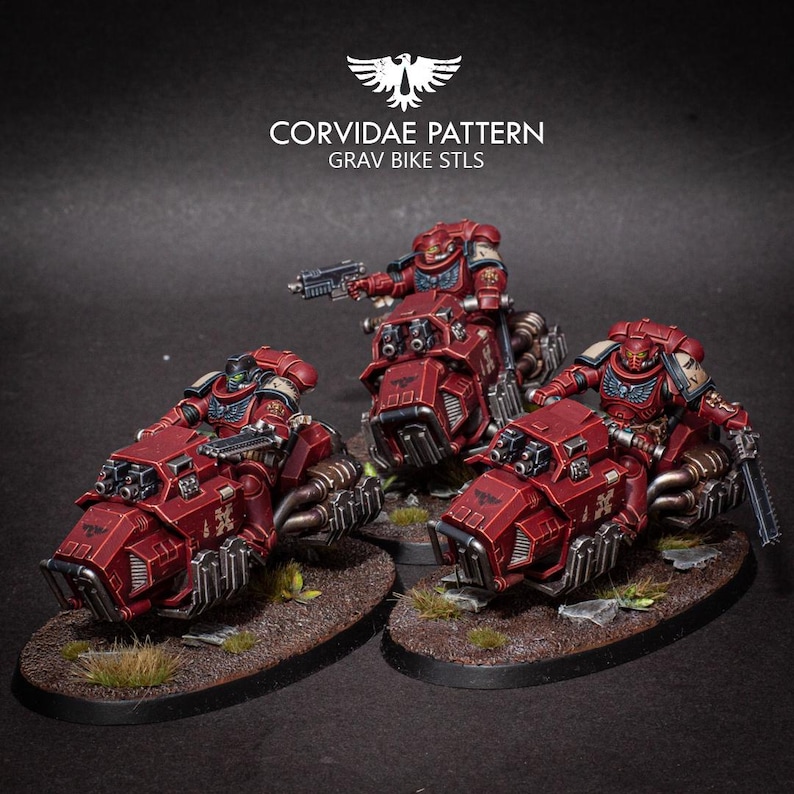 Puede incluir: Tres motos Grav rojas y plateadas en miniatura con pilotos, sobre bases ovaladas con terreno marr&oacute;n y verde. Las motos tienen elementos mec&aacute;nicos detallados y est&aacute;n pintadas con precisi&oacute;n. La imagen incluye el texto "CORVIDAE PATTERN GRAV BIKE STLS".