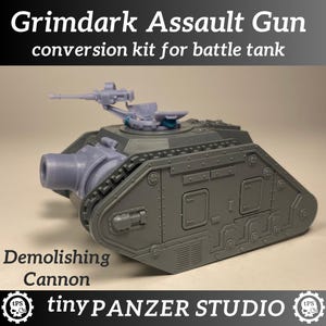 Può includere: Kit di conversione grigio per un carro armato, con un Grimdark Assault Gun e un Demolishing Cannon. Il testo "Grimdark Assault Gun conversion kit for battle tank" e "Demolishing Cannon" sono visibili. Prodotto da tinyPANZER STUDIO.