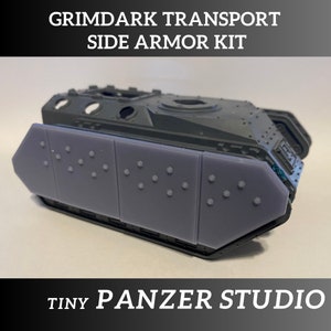 Puede incluir: Un kit de armadura lateral impreso en 3D para un modelo de transporte Grimdark. El kit está hecho de plástico gris y presenta una superficie texturizada con pequeños puntos. El kit está diseñado para ser añadido al lado del modelo de transporte, proporcionando protección adicional.