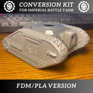 Peut inclure: Kit de conversion en plastique gris pour un Imperial Battle Tank. Le kit comprend le corps du char, les chenilles et d'autres composants. Le texte "CONVERSION KIT FOR IMPERIAL BATTLE TANK" est imprimé au-dessus du char. Le texte "FDM/PLA VERSION" est imprimé en dessous.
