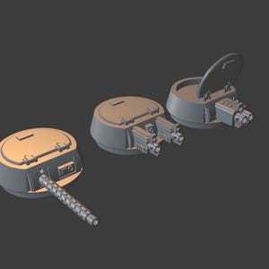 Könnte beinhalten: Drei grau wirkende, futuristische Geschütztürme mit unterschiedlichen Designs. Einer hat einen langen Lauf, ein anderer hat zwei kleine Kanonen, und der dritte hat eine offene Luke, die mehrere Läufe freilegt. Die Objekte sind vor einem dunkelgrauen Hintergrund.