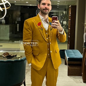 Men Bespoke Designer Mustard Yellow 3 Piece Suit Floral Embroidered Peak Lapel Single Breasted High Waist Pants Groom Cocktail Party Outfits