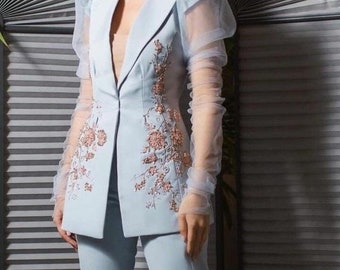 Zweiteiliger Anzug für Damen nach Maß, verzierter blauer Baumwoll-Designer-Blazer mit Puffärmeln und weiten Beinhosen, Hochzeits-Abend-Cocktail-Kleidung