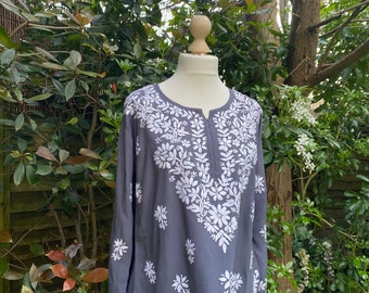 Handbestickte Tunika-Chikankari Kurti-Graues Frühlings-Sommer-Top aus mittelschwerer Viskose-Rayon-lässig-gelegentlich-nachhaltig