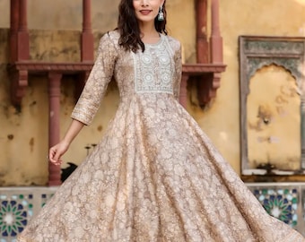 Anarkali Kurta-Robe longue beige imprimé ethnique avec empiècement Zari argenté vieilli-Rayonne durable-Robe de fête indienne