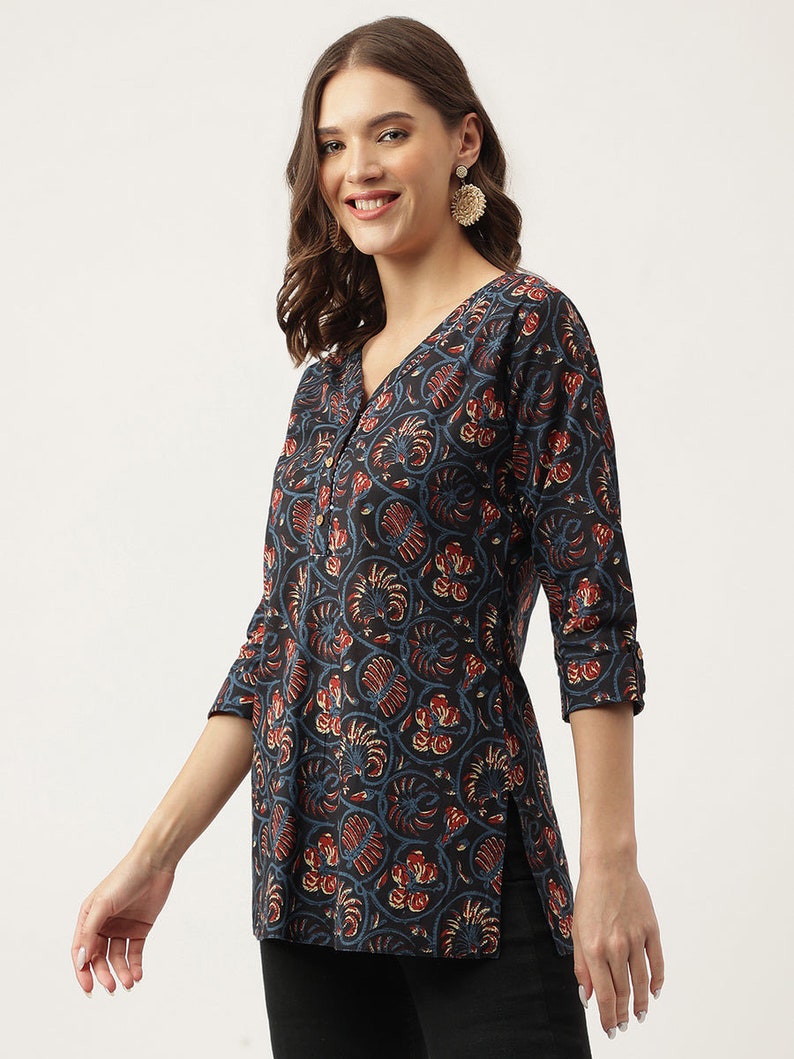 Tunique/Kurti à imprimé blocs de main en pur coton-Noir Imprimé ethnique rouge Kurta pour femmes-Automne-décontracté-Occasionnelle col en V-chemisier indien-durable image 5