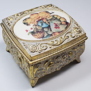 Vintage Small Pot Metal 4-footed Jewelry / Trinket Box W