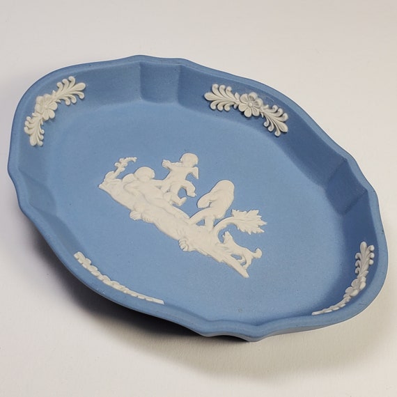 1976 Blue Wedgewood Trinket / Ring Dish - Cherubs… - image 1