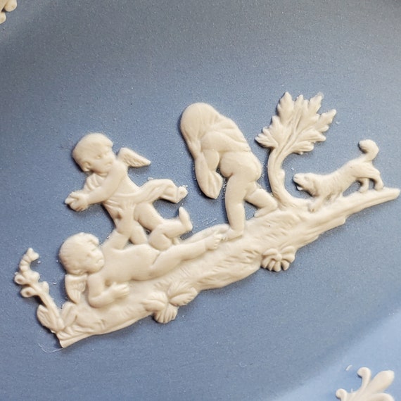 1976 Blue Wedgewood Trinket / Ring Dish - Cherubs… - image 2